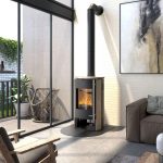 Accente salamandra a lenha com revestimento em arenito 7 kW